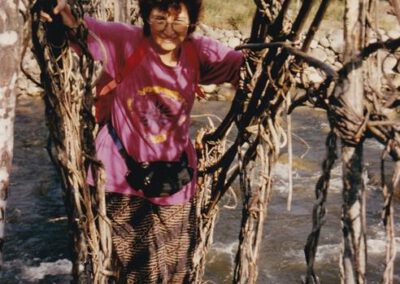 Irian Jaya 1995, Gabi auf Hängebrücke