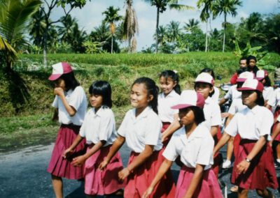 Java 1992, Schulkinder üben für den Hari Nasional