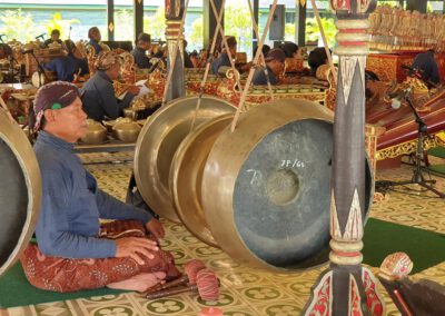 Java 2022, Yogyakarta, Gamelan-Musiker im Kraton