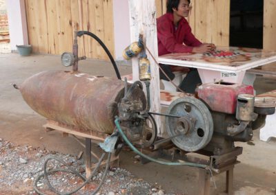 Laos 2005, Phonesavanh, Kompressor aus Bombe