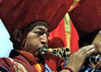 Ladakh 2003, Leh, Mönch mit Schalmei