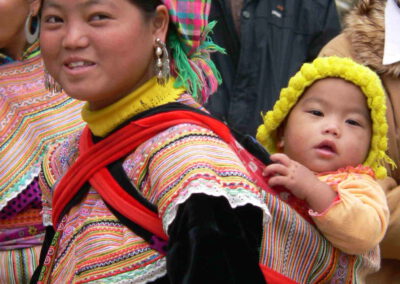 Vietnam 2005, Bac Ha, Blumen-Hmong-Frau mit Baby