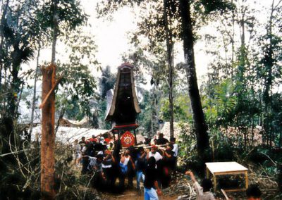 Sulawesi 1994, Tanah Toraja, Begräbnis, Sarg wird getragen in Londa