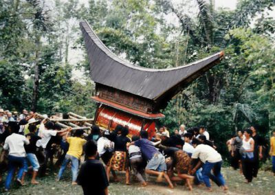 Sulawesi 1994, Tanah Toraja, Begräbnis in Londa, Sarg wird getragen