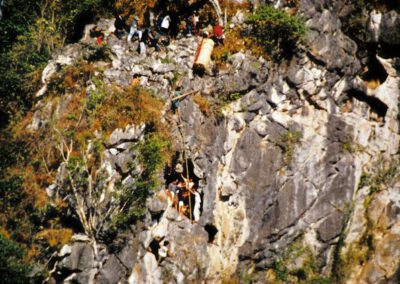 Sulawesi 1994, Tanah Toraja, Sarg wird zum Felsengrab herabgelassen