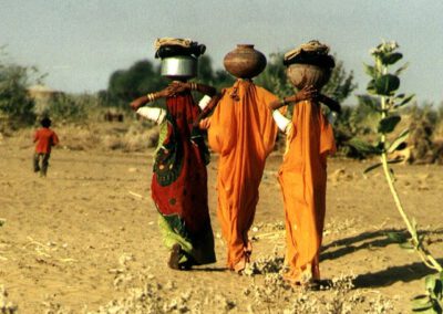 Rajasthan 2001, Wassertraegerinnen in Khuri