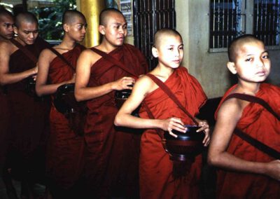 Burma 2001-2002, Mönche holen Essen