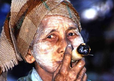 Burma 2001-2002, alte Frau raucht