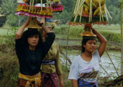 Bali 1991, 2 Frauen gehen mit Opfertürmen zum Tempel