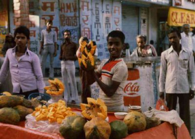 Nord-Indien 1986, Bub schneidet Melonen auf