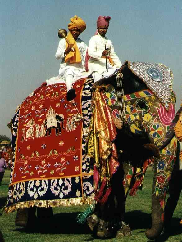 Indien 2001, Rajasthan, Elefant mit Mahouts in Jaipur beim Elephant-Festival