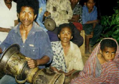 Alor 1997, Pumai, Mann mit Moko-Trommel