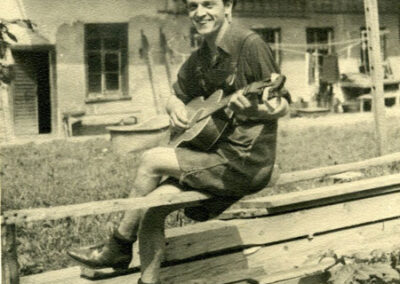 Walther Diehl jung mit Gitarre