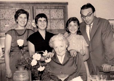 Lina Diehl, 70. Geb. 1958 mit Mutti, Karin, Vati und mit mir