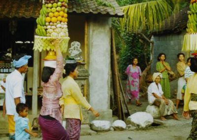 Bali 1991, Frauen mit hohen Opfertürmen ziehen zum Tempel