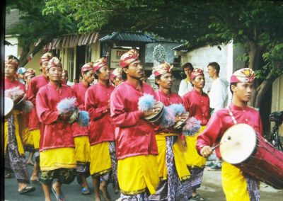 Bali 1991, Gamelanspieler bei Umzug zum Tempel in Mas