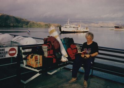 Lombok 1995, Peter mit unserem Gepäck auf Fähre nach Bali