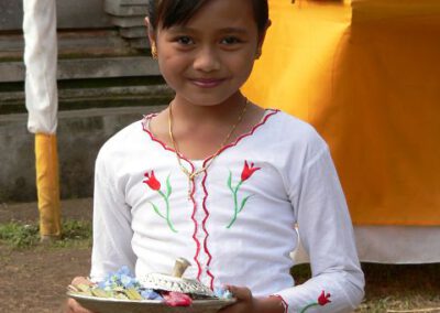Bali 2006, Pejeng, Mädchen mit Opfergaben