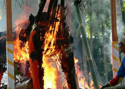Bali 2006, Bangli, Löwe brennt