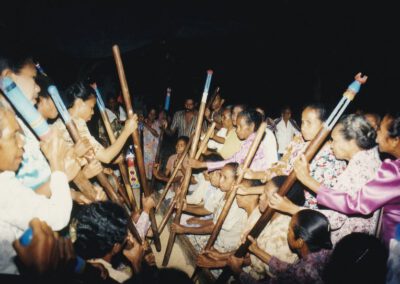 Alor 1997, Reisstampfen
