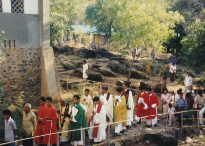 Lembata 1997, Lamalera, Priester ziehen zur Kirche