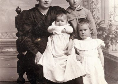 Die Mutter Madeleine Diehl mit Albert, Edmund und Gustav