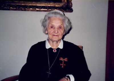 Anni Schmitt, Schwester von Lina, "Schwester Hilde" mit Bundesverdienstkreuz